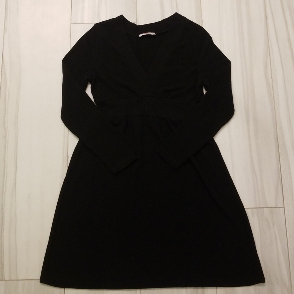 Black sweater dress or tunic with leggings! Small